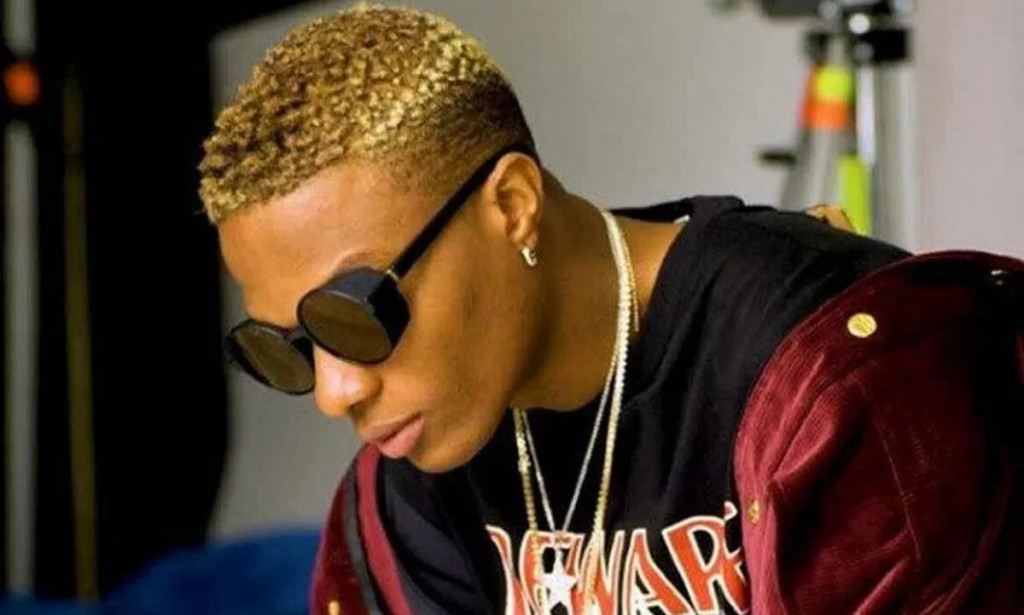 Reaction as Wizkid shares $100 bills to his fans on the street.