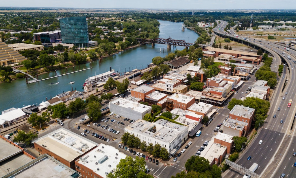 THE MEN THAT BUILT AMERICA