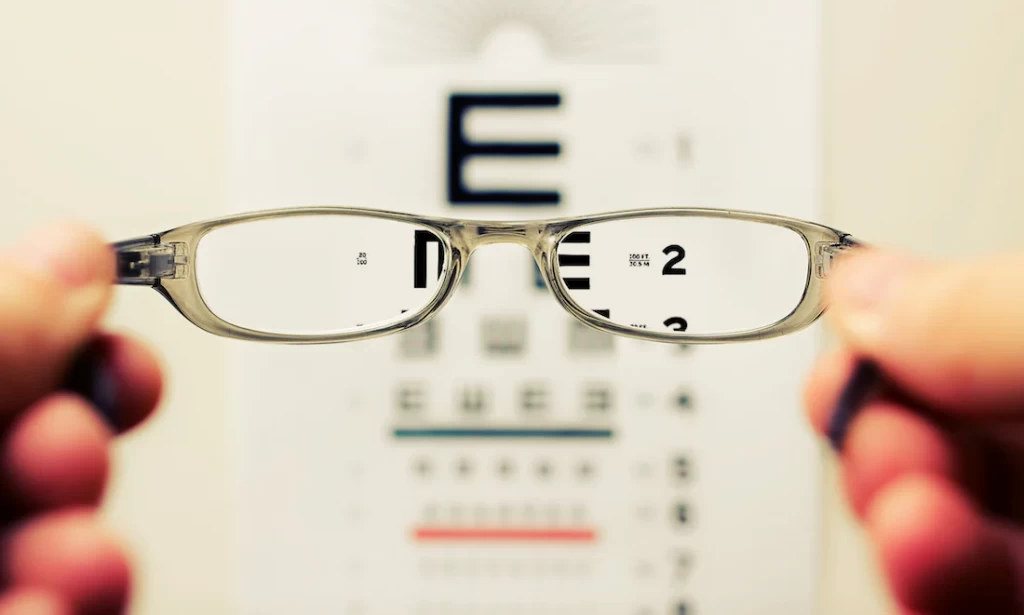 5 Useful Tips On How To Protect Your Eyes From Phone And Laptop Screen Light
