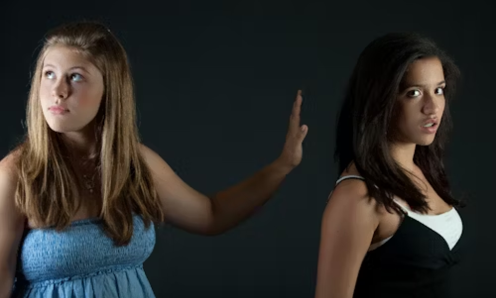 5 signs of jealous friends you need to cut off immediately