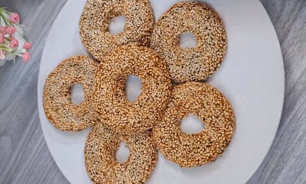 Banana-Sesame Donuts Recipe: A Crispy, Sweet Indonesian Snack Made with Ripe Bananas