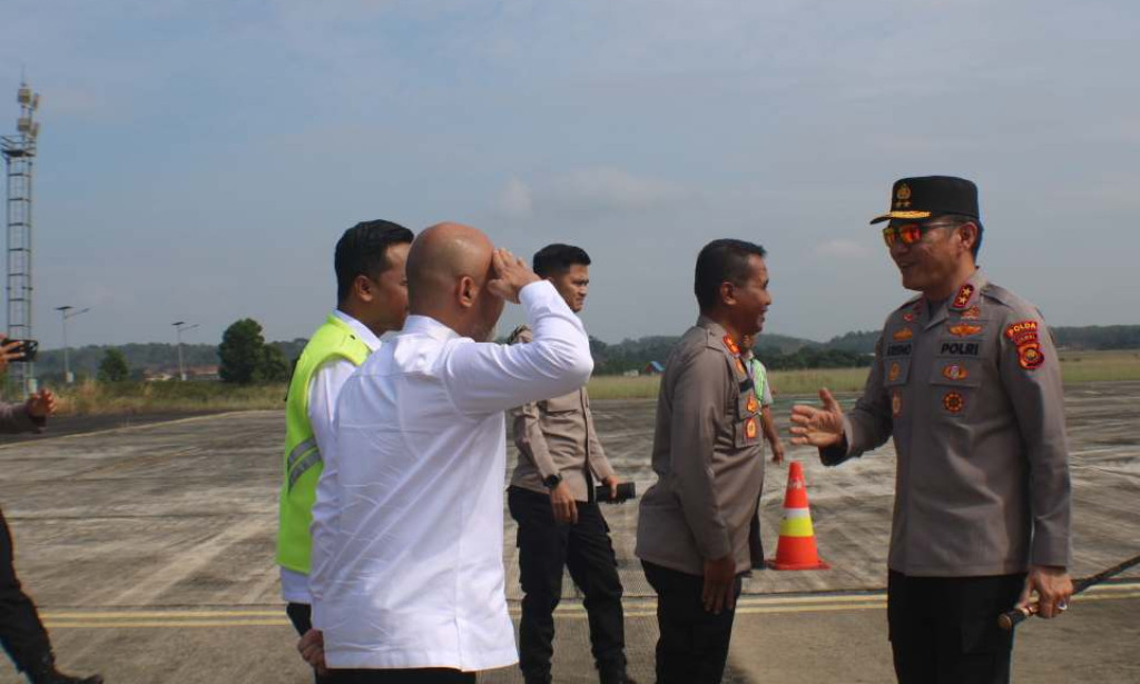 THE REGENT OF BUNGO WELCOMES THE ARRIVAL OF THE CHIEF OF JAMBI REGIONAL POLICE AT MUARA BUNGO AIRPORT