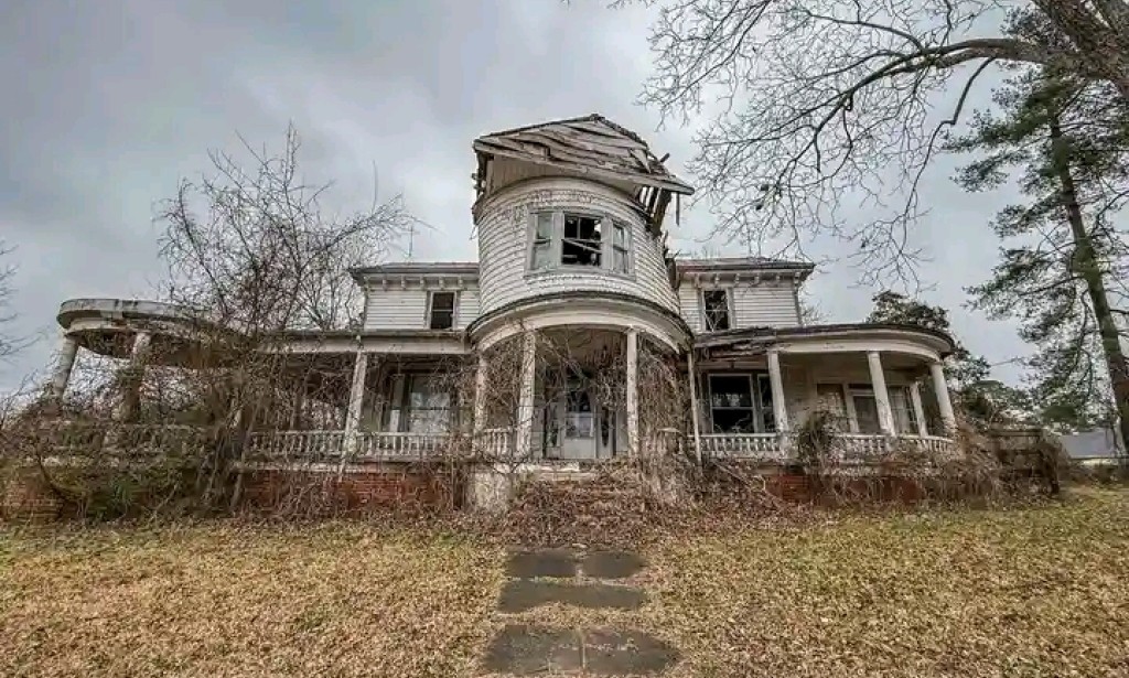 An abandoned building: S01E02 "The padlock was opened"